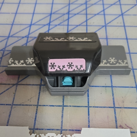 Snowflake Edge Paper Punch - Picture 2 of 3